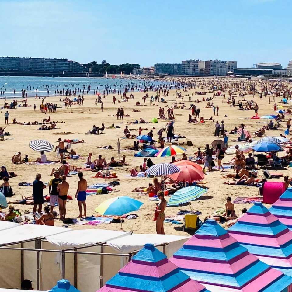 plage bondée les sables d'olonne