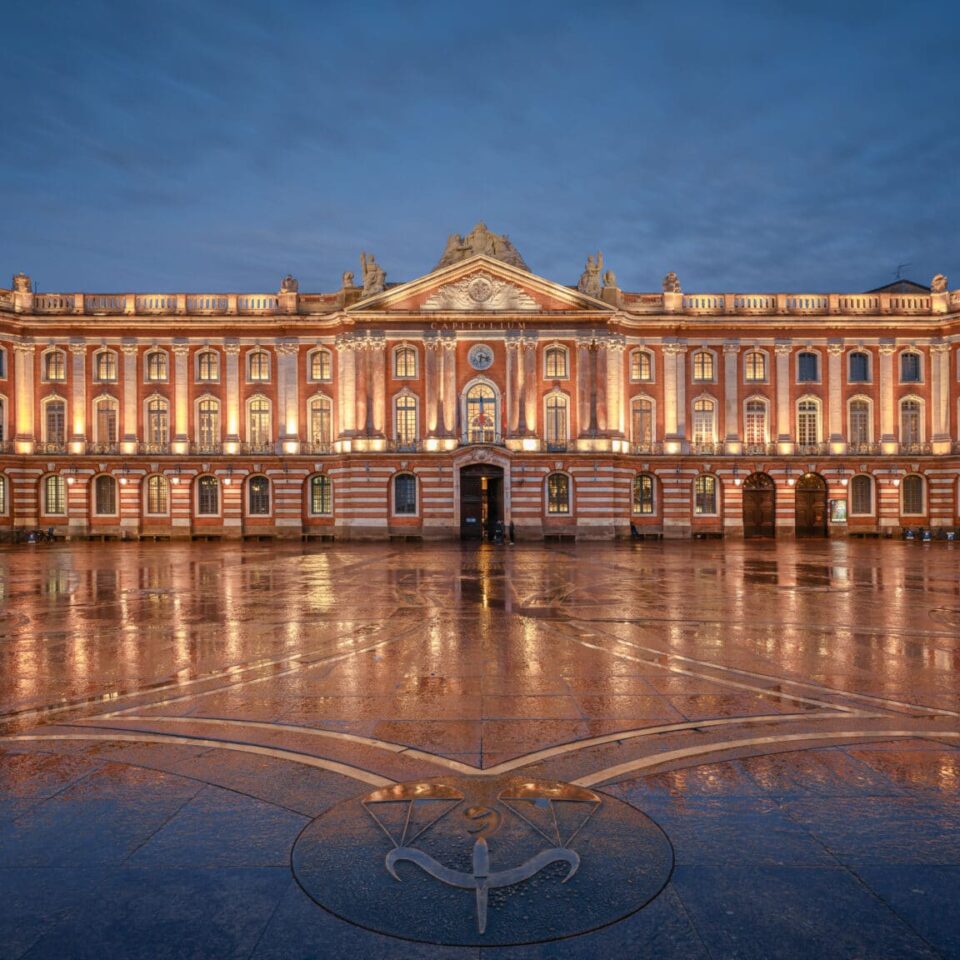 Night view of the Place du Capitole and Hôtel de Ville de Toulouse