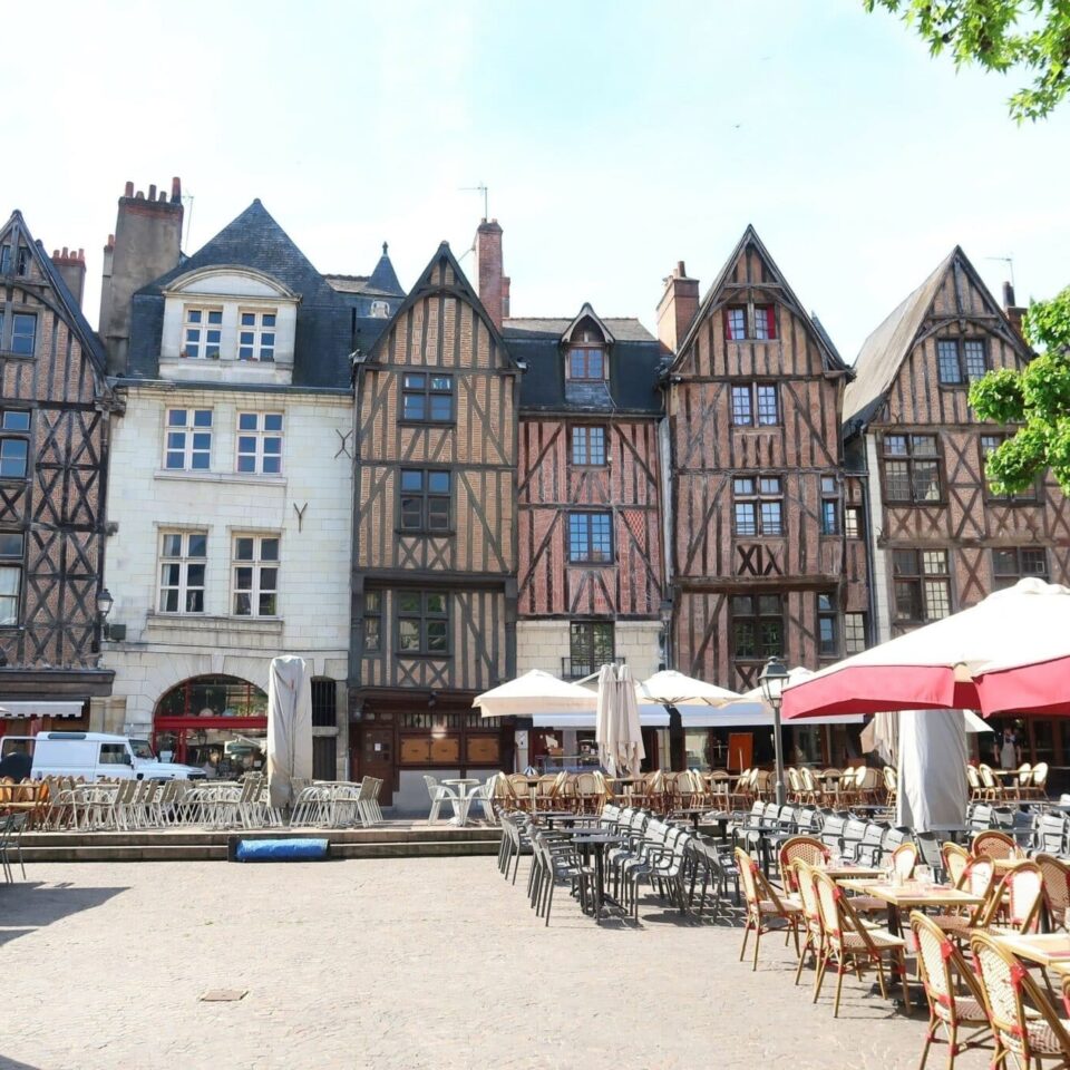 Ville de Tours, vieilles maisons à colombages et terrasses de r